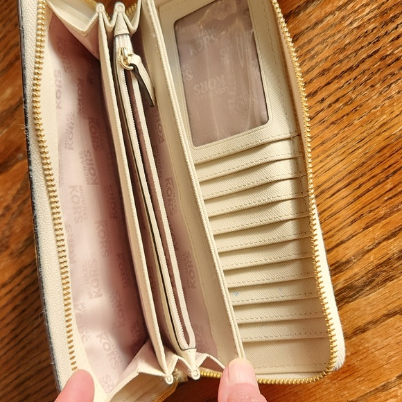 Michel Kors wallet - Picture 4 of 4